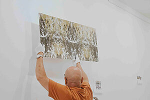 Montaje Exposición 'El tiempo que somos'-46
