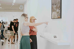 Montaje Exposición 'El tiempo que somos'-21