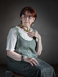 Lua Fischer en Pa-ta-ta Festival 2025 presentando su ensayo fotográfico Huellas - Lens Escuela