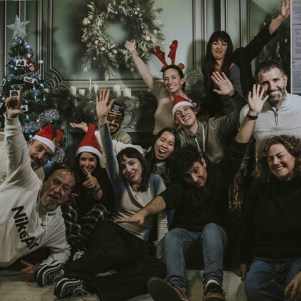 Celebramos en la escuela nuestro Vermú Navideño, un encuentro distendido con alumnos y profesores donde no faltaron las risas, el picoteo, la bebida y un divertido photocall navideño. Un momento para compartir y celebrar juntos.