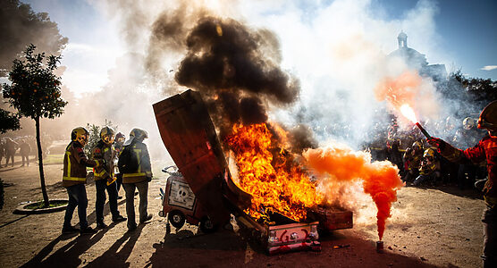 Manifestación de Bomberos de la Generalitat en Barcelona - ©David Zorrakino (Foto de ARCHIVO) Bomberos de la Generalitat queman dos ataúdes con neumáticos, un carro y un esqueleto, durante su protesta. David Zorraquino / Europa Press 20/12/2018