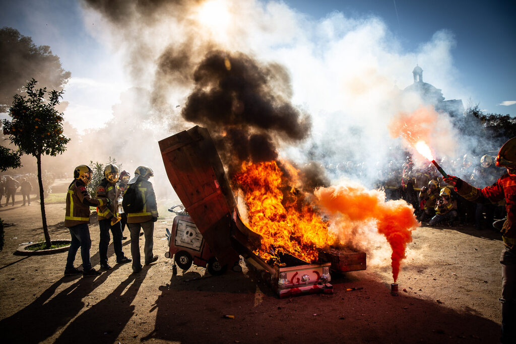 (Foto de ARCHIVO) Bomberos de la Generalitat queman dos ataúdes con neumáticos, un carro y un esqueleto, durante su protesta. David Zorraquino / Europa Press 20/12/2018