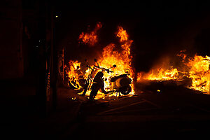 (Foto de ARCHIVO) Incendio provocado por los manifestantes que apoyan a Pablo Hasel durante los disturbios en Barcelona (España), a 17 de febrero de 2021. El rapero Pablo Hasel ingresó la mañana de ayer martes en el centro penitenciario de Ponent, en Lleida, tras ser arrestado por los Mossos d'Esquadra. Está condenado por la Audiencia Nacional a dos años, cuatro meses y quince días de cárcel por los delitos de enaltecimiento del terrorismo e injurias a la corona. Como consecuencia a su encarcelamiento, ayer por la noche se produjeron varias protestas en otros puntos de España que dejaron un total de 14 detenidos y 33 heridos. Hoy es la primera en Madrid. David Zorraquino / Europa Press 17 FEBRERO 2021;HASEL;BARCELONA;MANIFESTACION;BARRICADAS 17/2/2021