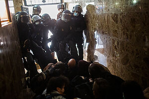 EuropaPress_3841689_agentes_policia_nacional_unidad_intervencion_policial_antidisturbios_entran