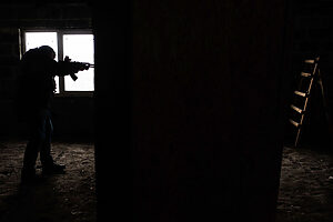 (Foto de ARCHIVO) Un civil, con un fusil de asalto, durante un entrenamiento, a 5 de marzo de 2022, en Lviv (Ucrania). El ejército de Ucrania resiste por el momento el duro asedio de Rusia a su capital, Kiev, donde se recrudecen los combates. Naciones Unidas calcula que este domingo, 6 de marzo, el número de refugiados ucranios podría ascender a 1,5 millones. El número de civiles muertos en el conflicto se acerca a los 3.000 y casi 4000 heridos según fuentes del gobierno ucarniano. Después de que Visa y Mastercard se unieran a la lista de empresas que están cerrando sus filiales en Rusia, Putin dijo que las sanciones impuestas por Occidente y sus compañías son «una declaración de guerra». Además el presidente ruso firmó un decreto por el que ordena al Consejo de Ministros elaborar un listado de países que han realizado «acciones no amistosas» Alejandro Martínez Vélez / Europa Press 06/3/2022
