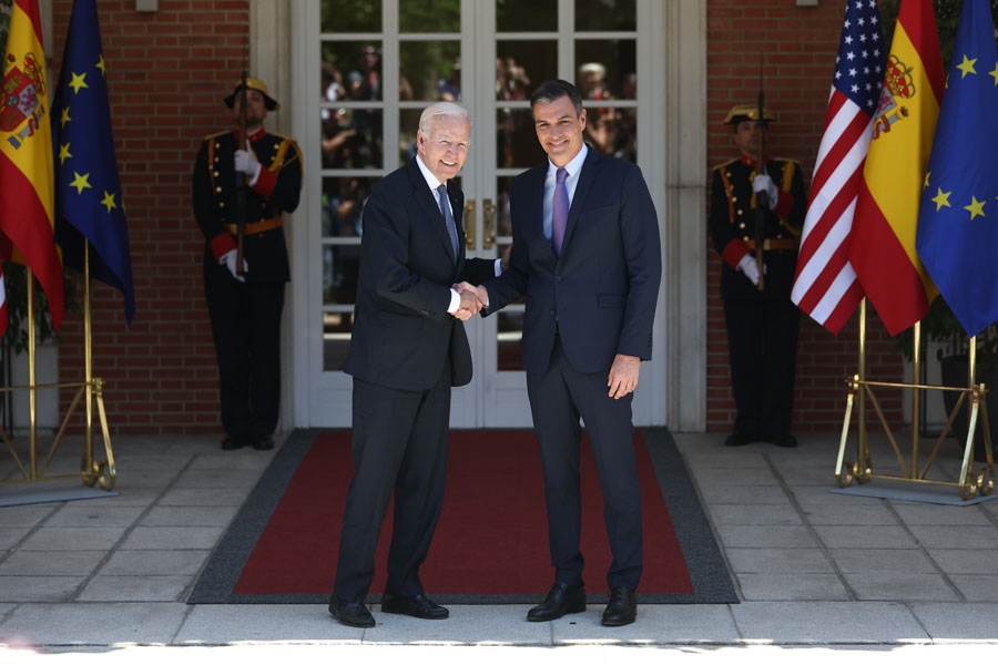 (Foto de ARCHIVO) El presidente de los Estados Unidos, Joe Biden (i), es recibido por el presidente del Gobierno, Pedro Sánchez (d), a su llegada a una reunión en el Palacio de La Moncloa, a 28 de junio de 2022, en Madrid (España). Joe Biden ha llegado a primera hora de la tarde a la base aérea de Torrejón de Ardoz en su avión Air Force One, para posteriormente coger su limusina presidencial y realizar todos los movimientos durante su visita a Madrid con motivo de la celebración de la cumbre de la OTAN los días 29 y 30 de junio. La cumbre coincide con el 40 aniversario de la adhesión de España a la Organización del Tratado del Atlántico Norte. El objetivo de Biden en la cumbre de la OTAN es reafirmar ‘’la fuerte relación bilateral’’ entre los dos países. EUROPA PRESS/E. Parra. POOL / Europa Press 28 JUNIO 2022 BIDEN;EEUU;ESTADOS UNIDOS;BIDEN;CUMBRE OTAN;POLITICA;MUNDIAL 28/6/2022