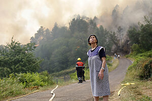 EP- Selección fotos 2022: Vecinos de la aldea de Froxán colaboran en las labores de extinción de un incendio en a 15 de julio de 2022, en la parroquia de Villamor, Folgoso do Coure, Lugo, Galicia (España). La Consellería do Medio Rural ha decretado la alerta por proximidad de uno de los incendios registrados en Folgoso do Courel, en Lugo, al núcleo de viviendas de Gamiz, en la parroquia de Santalla del ayuntamiento limítrofe de Samos. El incendio afecta ya a unas 30 hectáreas. Además, en este mismo municipio permanece activo. Carlos Castro / Europa Press (Foto de ARCHIVO) 15/7/2022