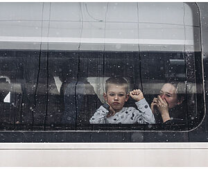 EP- Selección fotos 2022: Un niño y su madre observan desde un tren en la estación de tren de Kiev, a 1 de marzo de 2022, en Kiev (Ucrania). Las autoridades de Ucrania han denunciado decenas de muertos en un ataque con proyectiles por parte del Ejército de Rusia contra la ciudad de Járkov, la segunda más poblada del país, en el marco de la invasión desatada el 24 de febrero. En este contexto, cientos de personas se han lanzado a la estación de tren, con el objetivo de salir del país. Diego Herrera / Europa Press (Foto de ARCHIVO) 01/3/2022