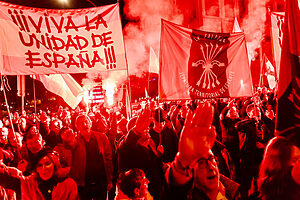 Decenas de personas haciendo el saludo fascista, durante una manifestación convocada por la Falange Española de las JONS, a 18 de noviembre de 2023, en Madrid (España). La protesta ha partido desde Génova hasta Moncloa con el fin de mostrar rechazo a la amnistía acordada por el PSOE y Junts. La manifestación tiene lugar dos días después de investir a Pedro Sánchez presidente del Gobierno con los apoyos de Sumar, ERC, Junts, EH Bildu, PNV, BNG y Coalición Canaria en el debate de su investidura celebrado en el Congreso los días 15 y 16 de noviembre. Carlos Luján / Europa Press (Foto de ARCHIVO) 18/11/2023