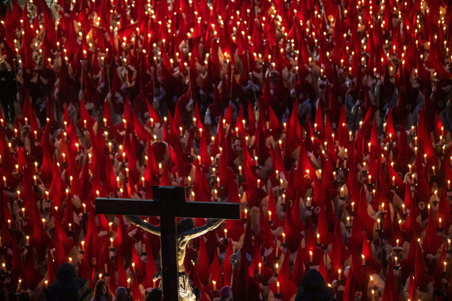Cientos de cofrades durante el juramento del Silencio ante al Cristo de las Injurias en el Miércoles Santo, a 5 de abril de 2023, en Zamora, Castilla y León (España). Antes de comenzar la procesión del Silencio de la Real Cofradía del Santísimo Cristo de las Injurias, los nazarenos de la hermandad se arrodillan ante el Cristo de las Injurias para jurar su silencio a lo largo de todo el recorrido procesional. La imagen del Cristo es una obra del siglo XVI, en madera, de tamaño algo mayor que el natural y que representa a Cristo crucificado ya muerto. A día de hoy se desconoce su autoría. Emilio Fraile / Europa Press (Foto de ARCHIVO) 05/4/2023