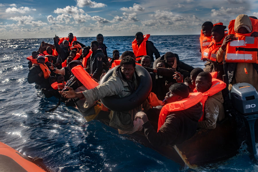 (Foto de ARCHIVO) Varios migrantes en un cayuco, a 3 de enero de 2024, en el Mar Mediterráneo. 60 personas migrantes han sido rescatadas esta tarde por la tripulación del barco de la ONG Open Arms. Según la organización, el rescate se ha llevado a cabo justo cuando se avecina el mal tiempo en la zona. El Open Arms había desembarcado ya el pasado 31 de diciembre a 54 personas en el puerto romano de Civitavecchia al que fue enviado después de que las pésimas condiciones meteorológicas obligaran a las autoridades italianas a cambiar el primer puerto decidido, Génova, a cuatro días de navegación. Antonio Sempere / Europa Press 03 ENERO 2024;MIGRACIÓN;MIGRANTES;CRISIS MIGRATORIA; 03/1/2024