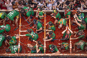 (Foto de ARCHIVO) Decenas de personas durante la Tomatina de Buñol 2024, a 28 de agosto de 2024, en Buñol, Valencia, Comunidad Valenciana (España). Unos 150.000 kilos de tomates preparados por la empresa Frutas y Verduras Massanassa llegaron repartidos en seis camiones ayer, 27 de agosto, a Buñol para la celebración de la Tomatina, en la que se esperan 22.000 participantes. Los tomates se han producido de forma exclusiva para la fiesta, que se celebra de manera anual el último miércoles del mes de agosto desde 1945, y que desde 2002 es considerada Fiesta de Interés Turístico Internacional. Jorge Gil / Europa Press 28 AGOSTO 2024;TOMATINA;FIESTA;TOMATE;BATALLA;LANZAMIENTO 28/8/2024
