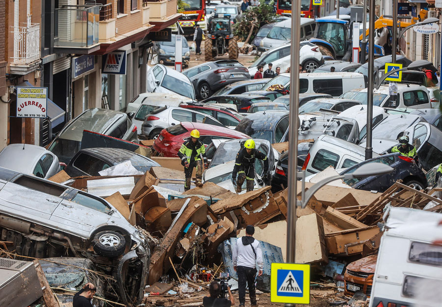 (Foto de ARCHIVO) Decenas de coches amontonados, a 31 de octubre de 2024, en Sedaví, Valencia, Comunidad Valenciana (España). Esta mañana se han reanudado las labores de búsqueda de los desaparecidos en las zonas afectadas por la ana en la Comunidad Valenciana, que se ha cobrado la vida de más de 100 personas, por el momento. Además, los daños materiales son incontables con carreteras cortadas y zonas aisladas por el agua, el barro y los corrimientos de tierra. Muchos municipios están sin agua potable y unas 75.000 personas se encuentran sin suministro eléctrico en la provincia de Valencia a consecuencia del temporal. Esta DANA es la catástrofe atmosférica más trágica que se haya registrado en España en más de medio siglo. Rober Solsona / Europa Press 31 OCTUBRE 2024;DANA;RIADA;UTIEL;COCHES;TRAGEDIA;BARRO;COMUNIDAD VALENCIANA;;PIXELADA 31/10/2024