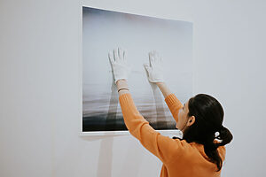 Montaje Exposición "Orientarse en lo incierto" - MAPA - Máster en Fotografía Contemporánea - Lens Escuela