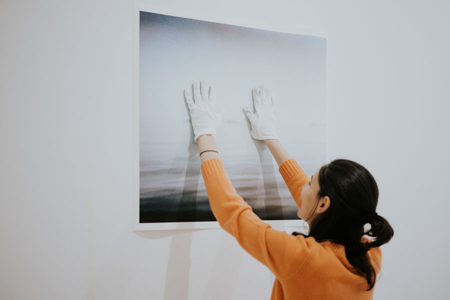 Montaje Exposición "Orientarse en lo incierto" - MAPA - Máster en Fotografía Contemporánea - Lens Escuela Montaje Exposición "Orientarse en lo incierto" - MAPA - Máster en Fotografía Contemporánea - Lens Escuela