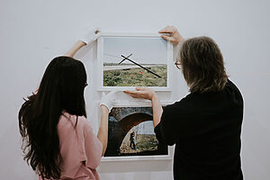 Montaje Exposición "Orientarse en lo incierto" - MAPA - Máster en Fotografía Contemporánea - Lens Escuela