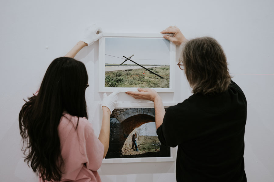 Montaje Exposición "Orientarse en lo incierto" - MAPA - Máster en Fotografía Contemporánea - Lens Escuela Montaje Exposición "Orientarse en lo incierto" - MAPA - Máster en Fotografía Contemporánea - Lens Escuela