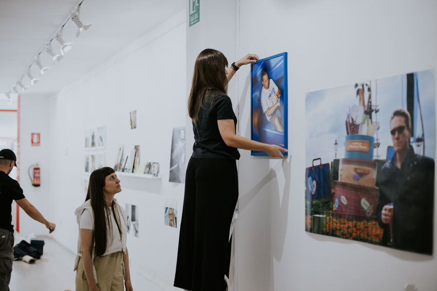 Montaje Exposición "Orientarse en lo incierto" - MAPA - Máster en Fotografía Contemporánea - Lens Escuela Montaje Exposición "Orientarse en lo incierto" - MAPA - Máster en Fotografía Contemporánea - Lens Escuela