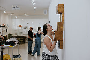 Montaje Exposición "Miradas en Resistencia" - Curso Avanzado de Creación Fotográfica Contemporánea 25/26 - ©Lens Escuela