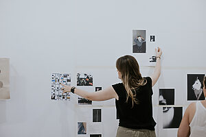 Montaje Exposición "Miradas en Resistencia" - Curso Avanzado de Creación Fotográfica Contemporánea 25/26 - ©Lens Escuela