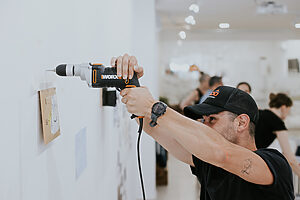 Montaje Exposición "Miradas en Resistencia" - Curso Avanzado de Creación Fotográfica Contemporánea 25/26 - ©Lens Escuela