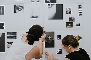 Montaje Exposición "Miradas en Resistencia" - Curso Avanzado de Creación Fotográfica Contemporánea 25/26 - ©Lens Escuela