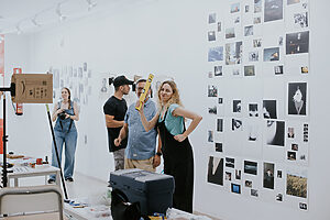 Montaje Exposición "Miradas en Resistencia" - Curso Avanzado de Creación Fotográfica Contemporánea 25/26 - ©Lens Escuela