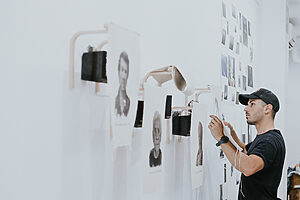 Montaje Exposición "Miradas en Resistencia" - Curso Avanzado de Creación Fotográfica Contemporánea 25/26 - ©Lens Escuela